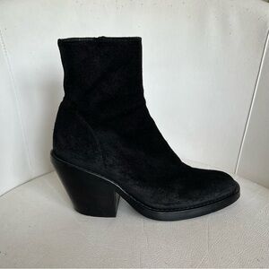 \ ❚●+●❚ /

Ann Demeulemeester Black Suede Ankle Boots